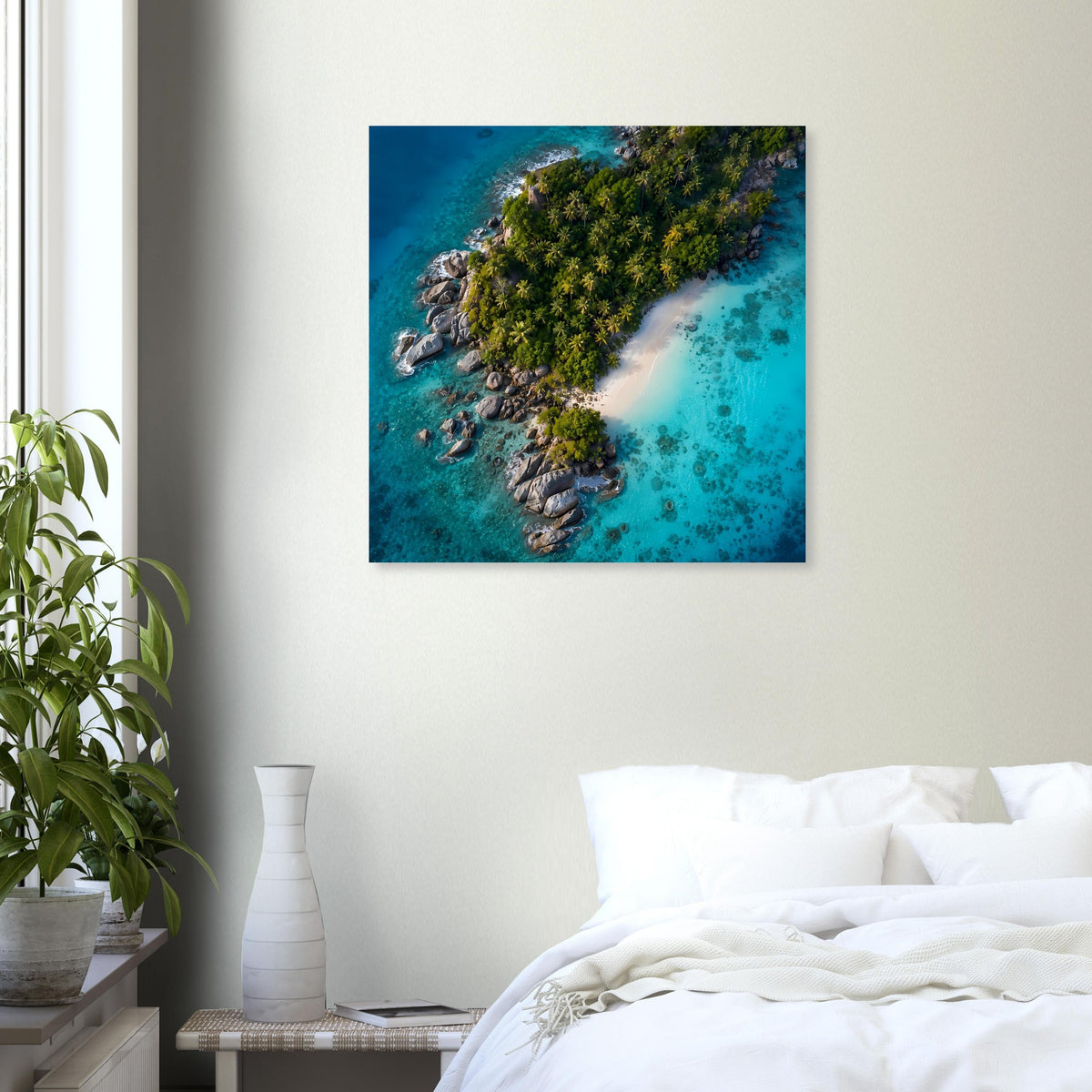 Poster zeigt eine tropische Insel mit türkisblauer Lagune und grünem Küstenabschnitt