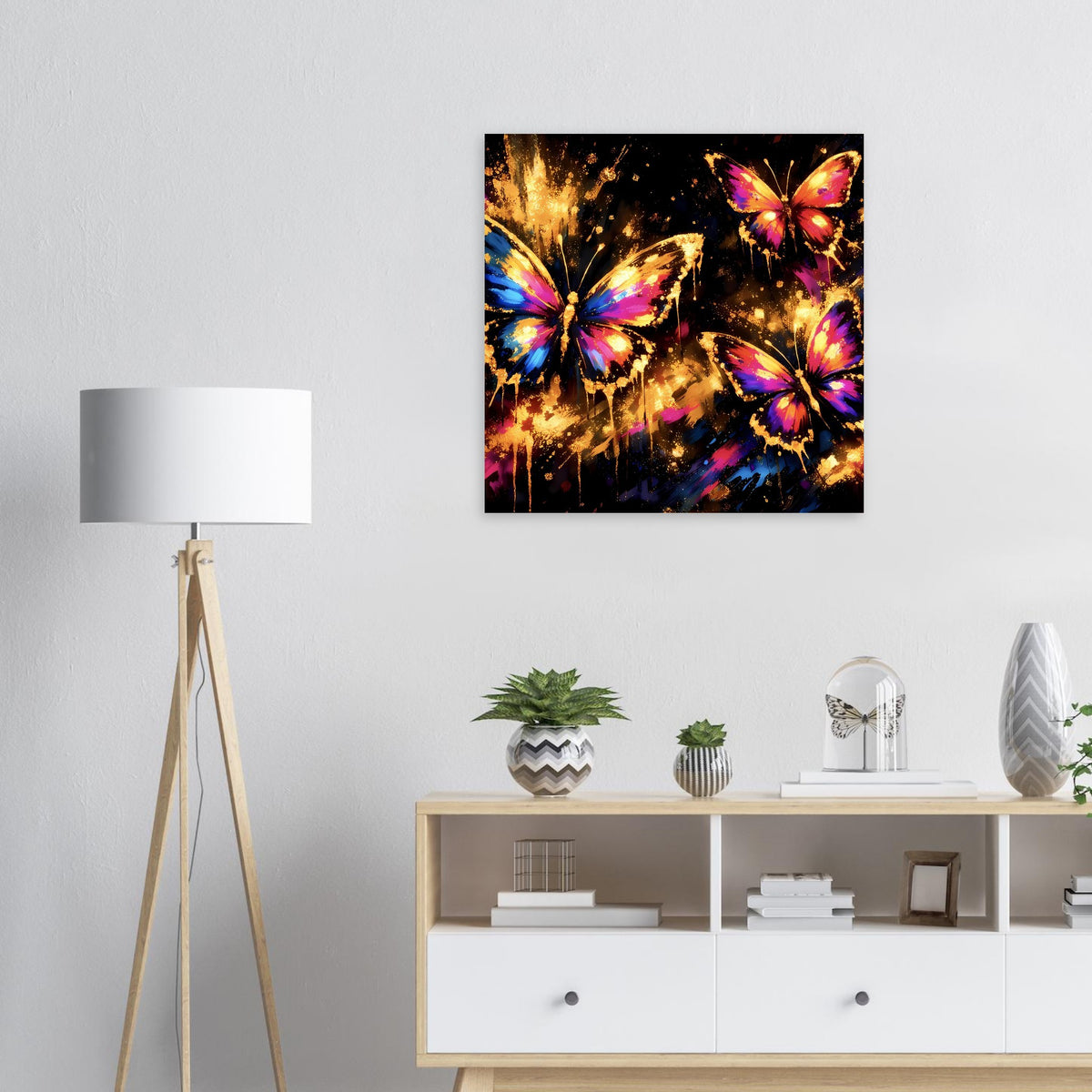 Kunstposter mit drei bunten Schmetterlingen im schwarzen Rahmen an der Wand