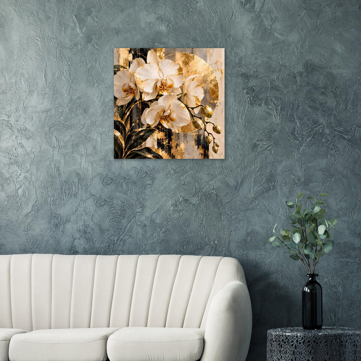 Quadratischer Orchideen-Druck mit beigen Blüten, goldenen Highlights und dunklem Motiv, matt