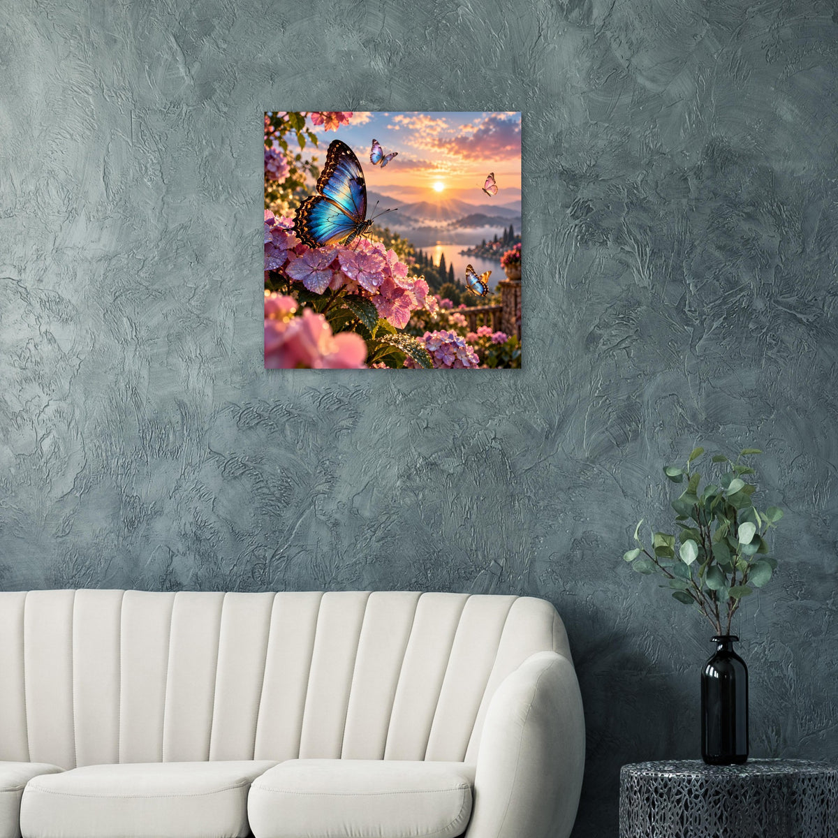 Poster mit blauem Schmetterling auf rosa Blüten vor Sonnenuntergang im Rahmen