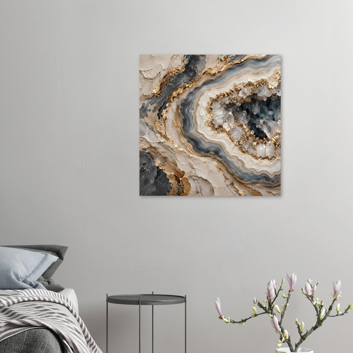 Kleines Geoden-Poster mit kristalliner Druse in creme, rauchgrau und Gold