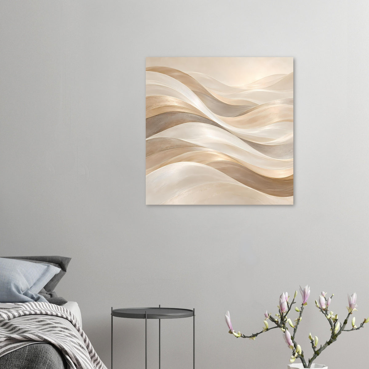 Kleines Kunstposter im Hochformat mit abstrakten Wellen in Creme und Gold, gerahmt