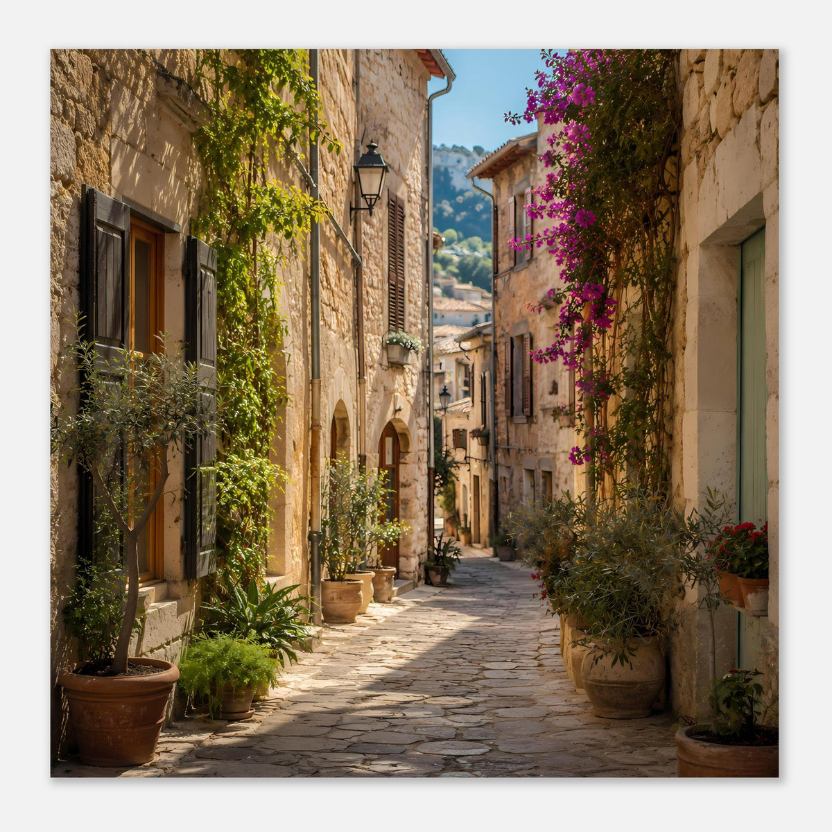 Mediterranes Poster im Hochformat: Altstadtgasse mit Steinfassaden, Pflaster und violetten Blüten