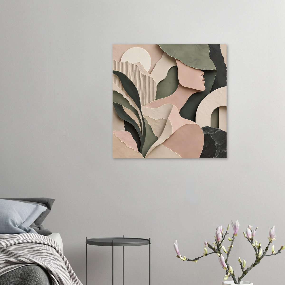 Kleines Poster mit abstraktem Frauenprofil und Blattformen, Grün/Beige, auf hellen Wand