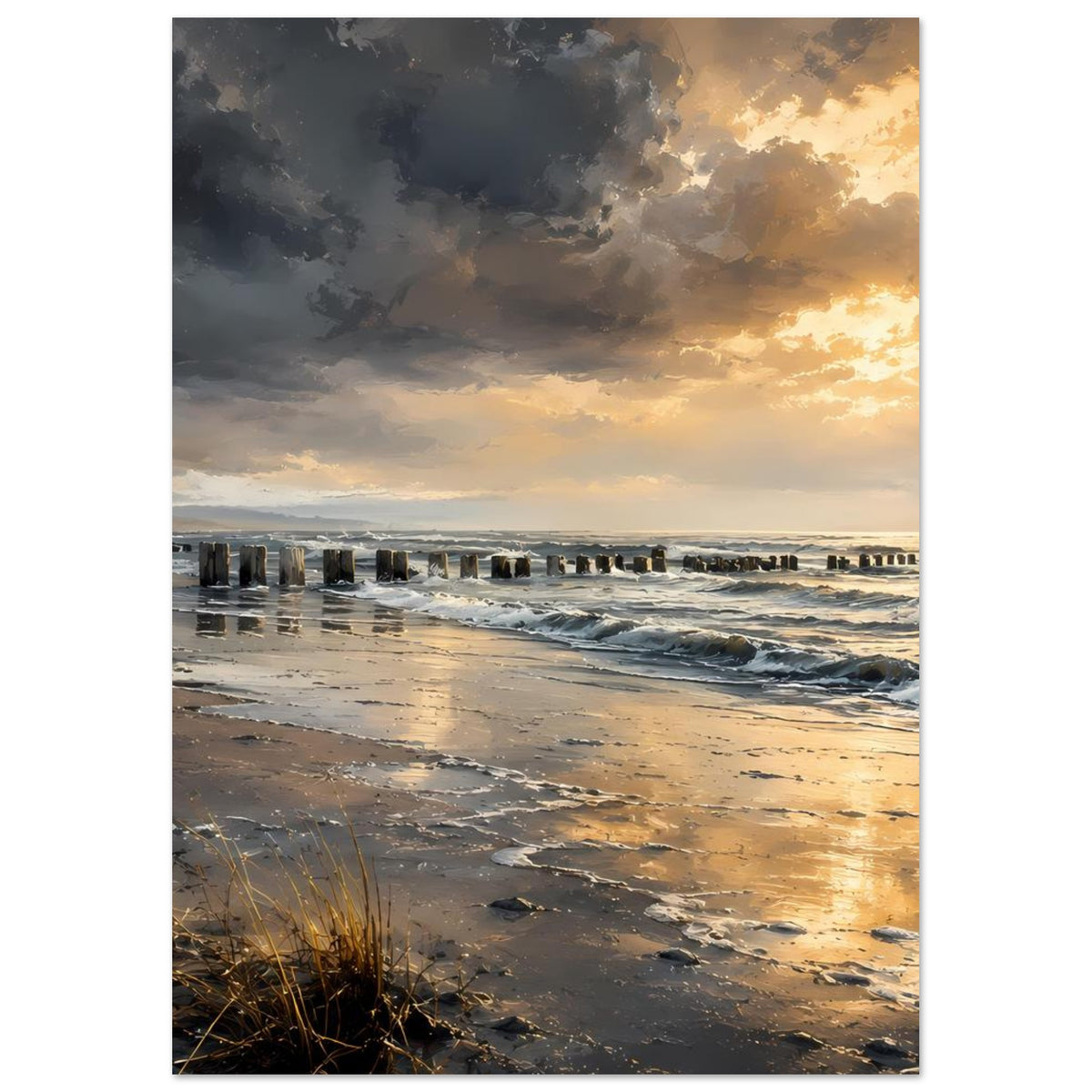 Strandposter im Hochformat mit Sonnenuntergang, Pfahlreihe am Meer, Sandstrand und Wolken