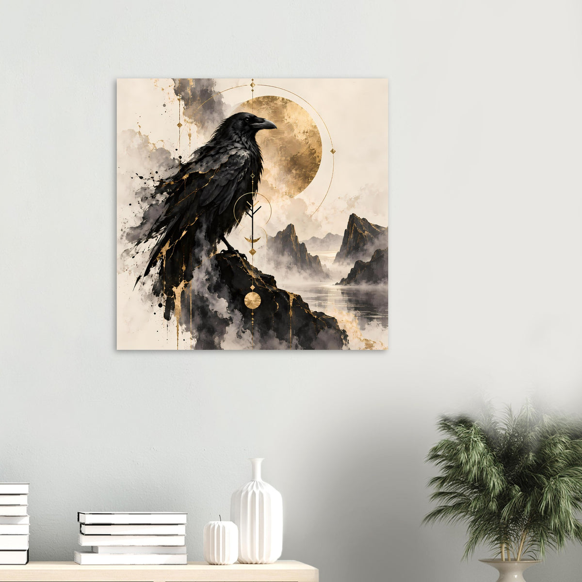 Vogelkunst-Poster mit schwarzem Rabenmotiv, goldener Mondfläche und Bergnebel