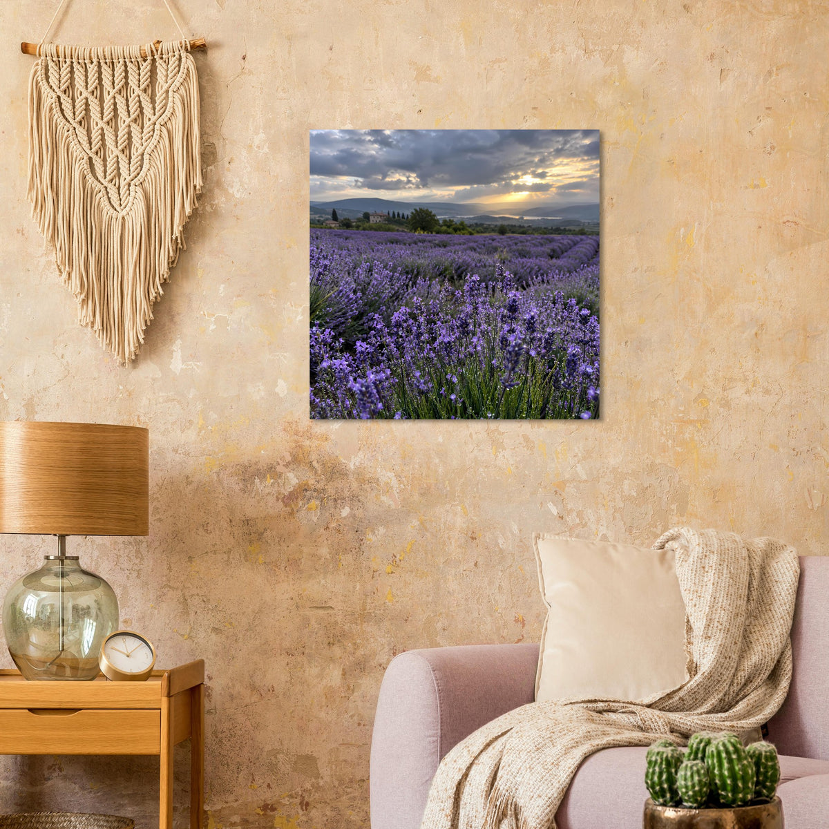 Poster mit violettem Lavendelmeer unter Wolken bei Dämmerlicht