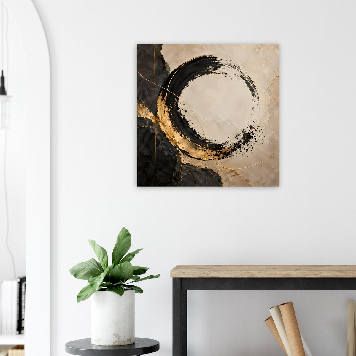 Quadratisches Kunstposter mit Pinselkreis in Schwarz, Beige und goldenen Akzenten