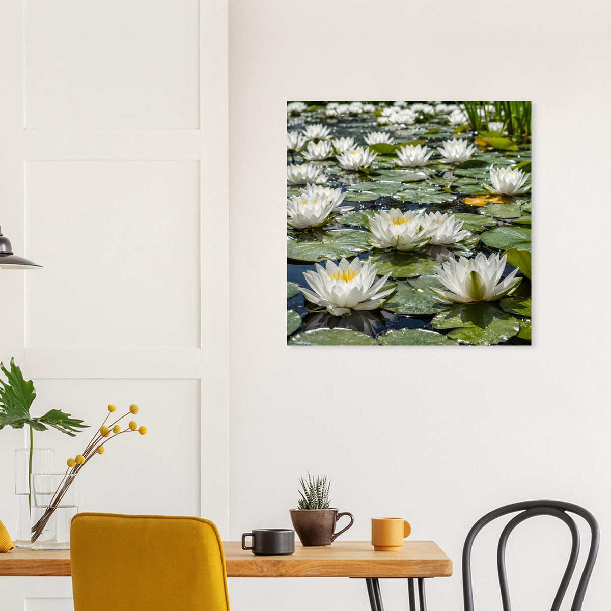 Quadratisches Poster mit weißen Seerosen auf dunklem grünem Wasser, Blätter im Fokus