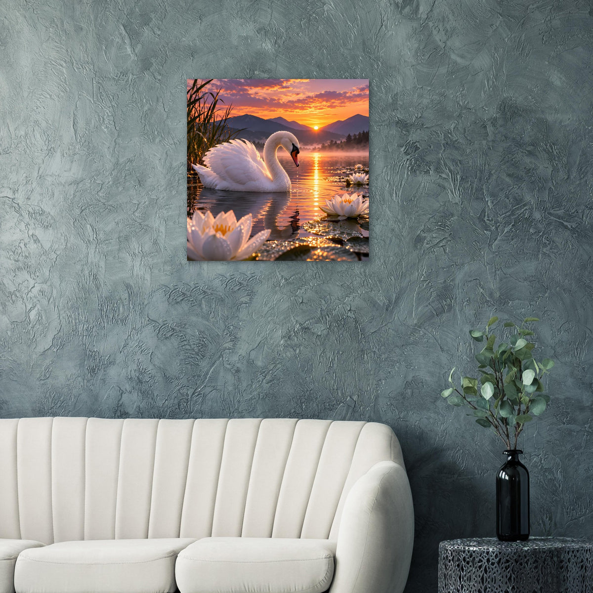 Quadratisches Poster mit Schwan auf dem See und Seerosen vor Bergkulisse