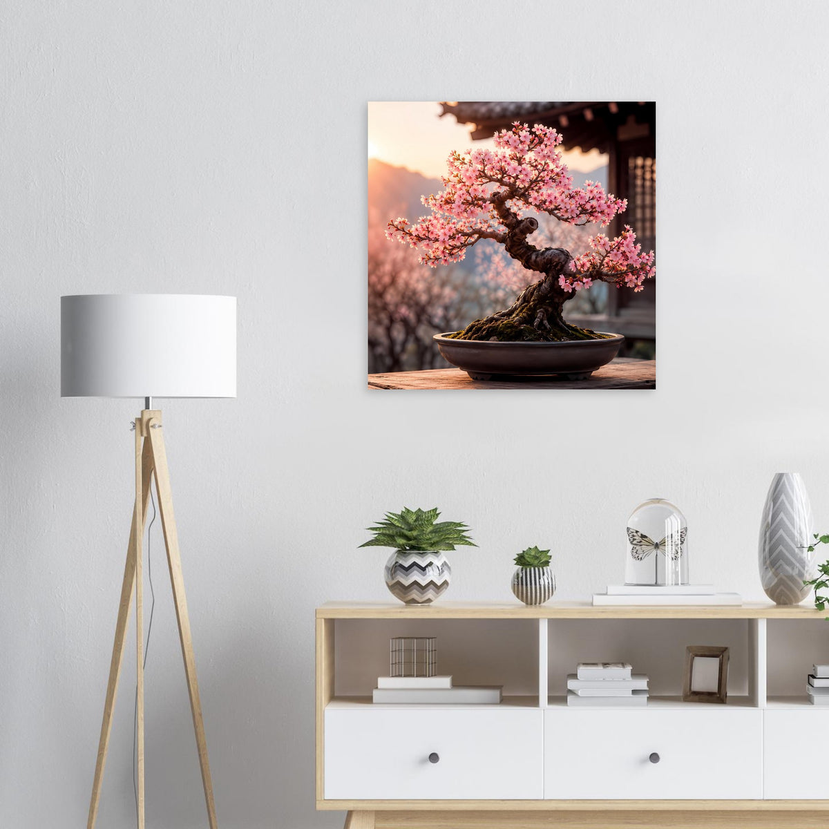 Wandposter: pink blühender Bonsai mit dunkler Schale auf hellem Holz