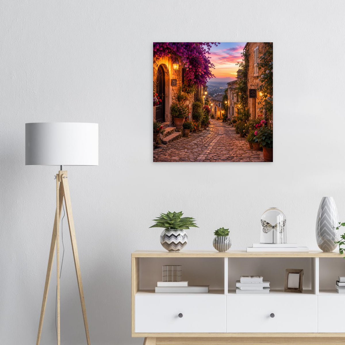 Romantisches Dorfstraßen-Poster mit Sonnenuntergang, Kopfsteinpflaster und beleuchteten Häusern