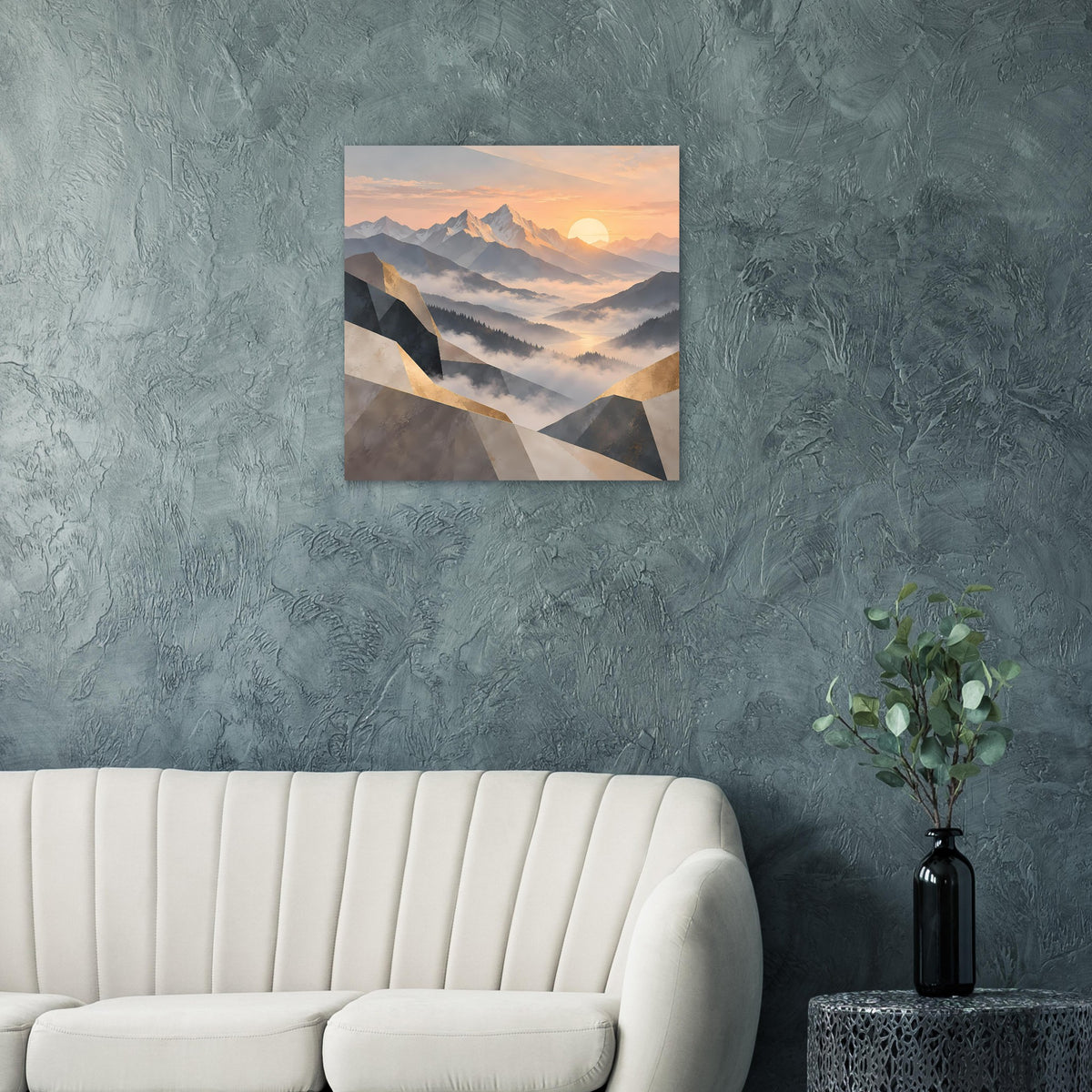 Quadratisches Wandposter mit Bergsonnenaufgang über Nebelbergen, Pastellfarben und Goldakzenten