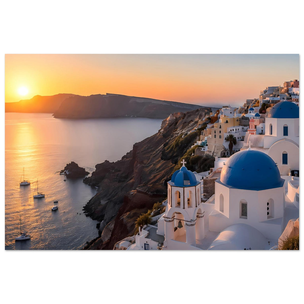 Fotoposter: Küstendorf mit blauen Kuppeln, Meer und Boote, Sonnenuntergangsfarbton