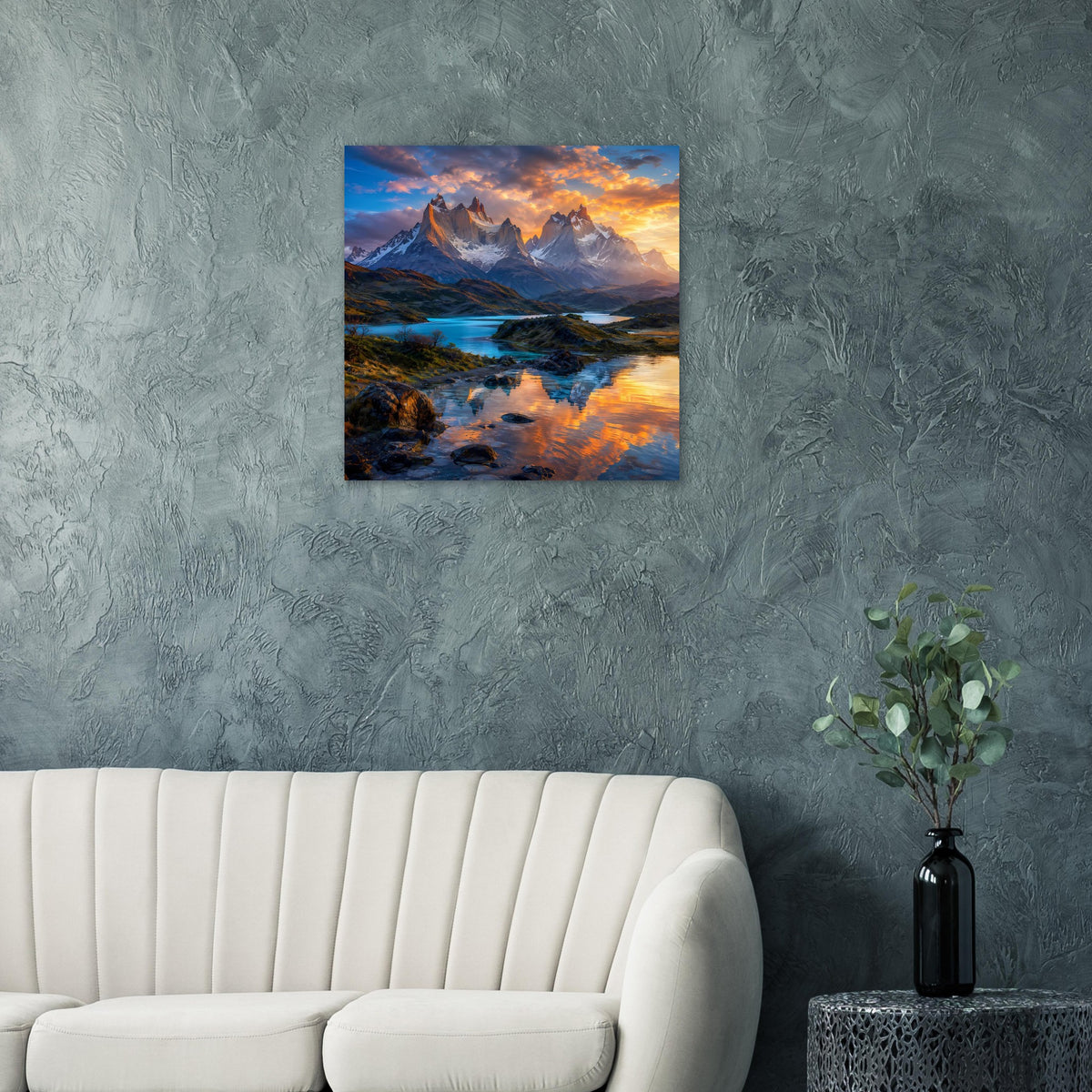 Poster mit Bergpanorama und spiegelnder Landschaft im Sonnenuntergang, blau gerahmt