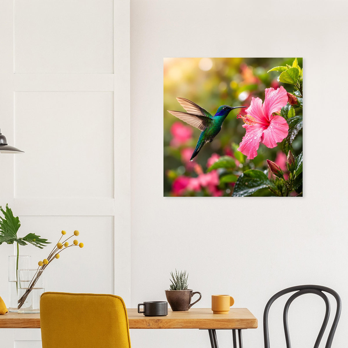 Quadratisches Motivposter: Kolibri mit langen Flügeln und pinke Hibiskusblüten, Grün im Fokus