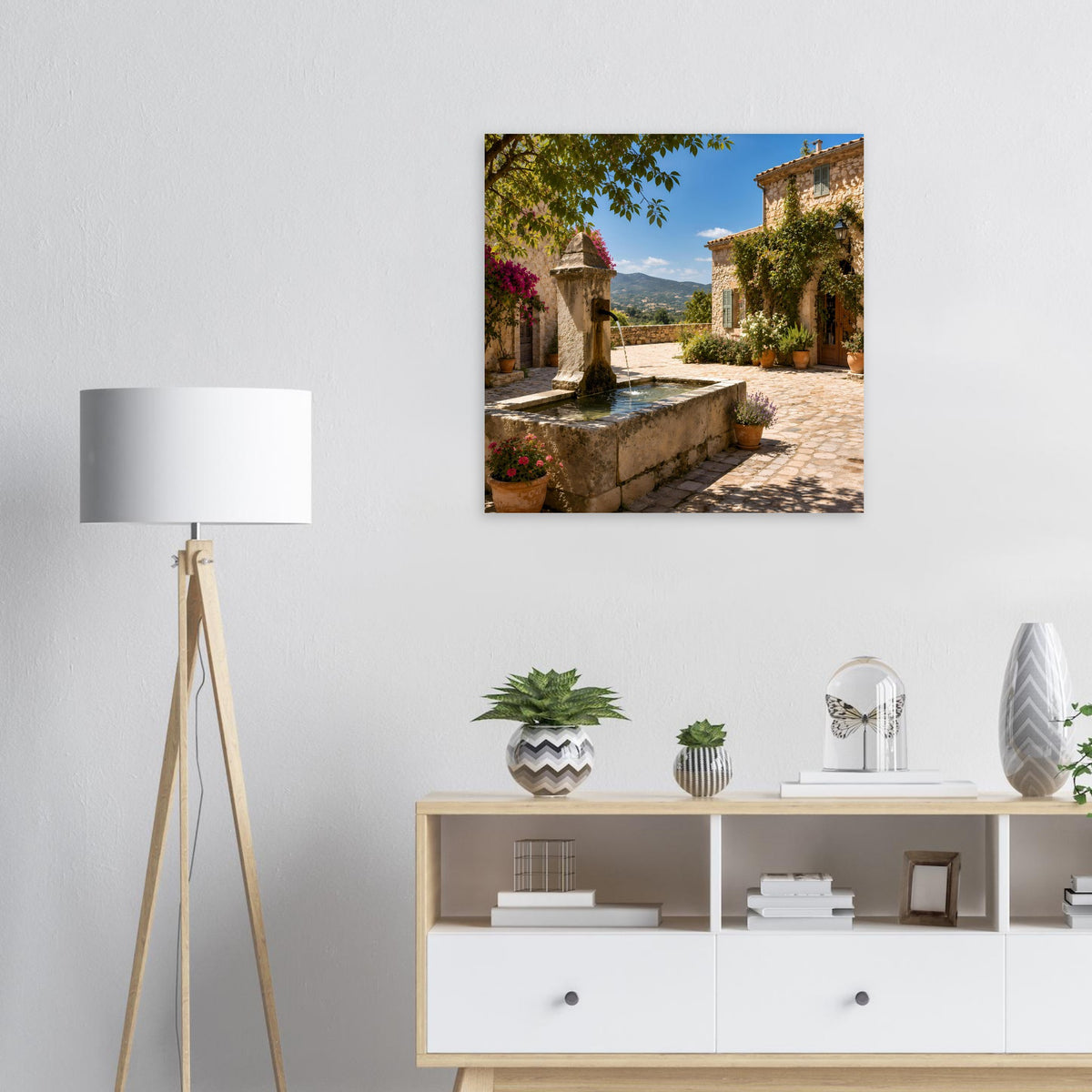 Gerahmtes Poster: Steinspringbrunnen im mediterranen Innenhof mit Häusern und Pflanzen