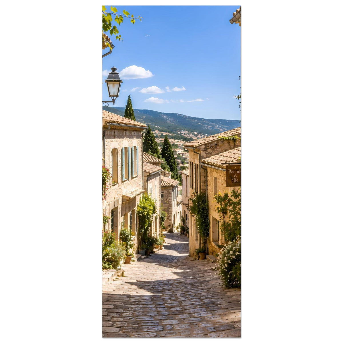 Hochkant-Straßenposter mit mediterraner Gasse, Kopfsteinpflaster und Grün an Fassaden