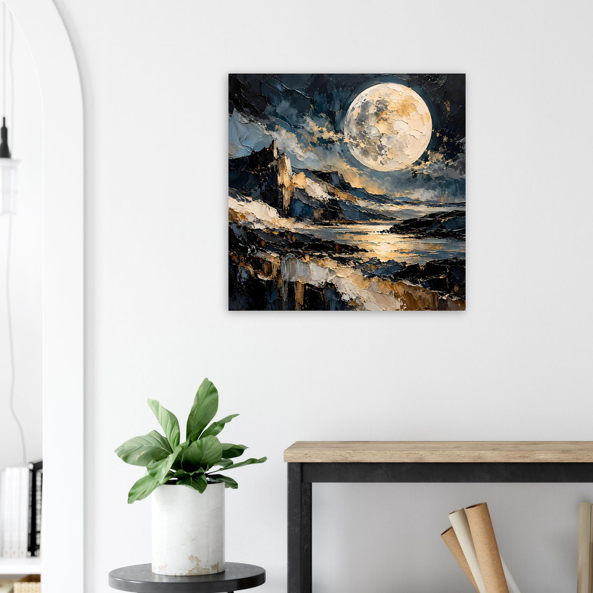 Quadratisches Wandposter im schwarzen Rahmen mit goldenem Vollmond über Küstenlandschaft