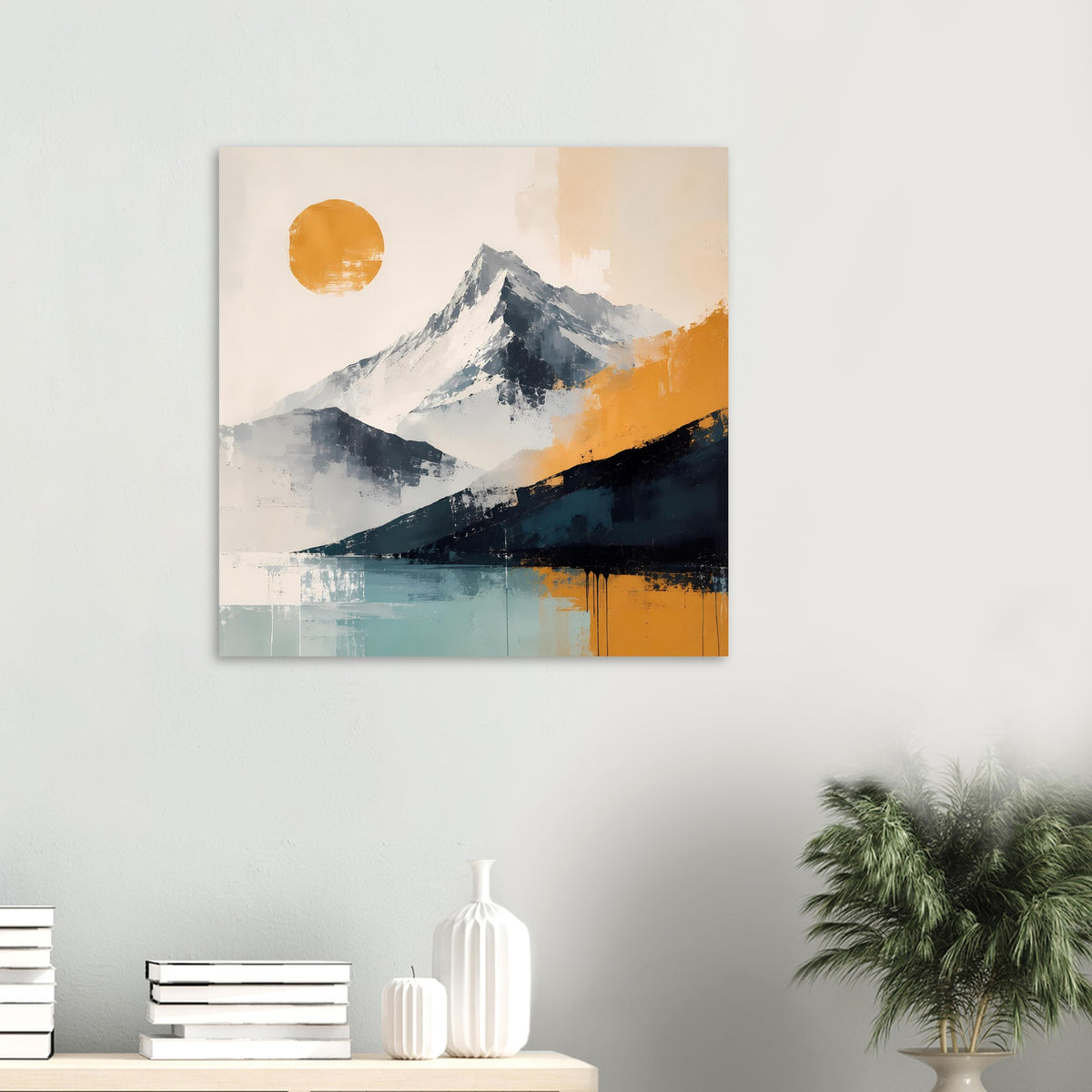 Abstraktes Berglandschafts-Poster mit orangefarbener Sonne und blauer Bergsilhouette