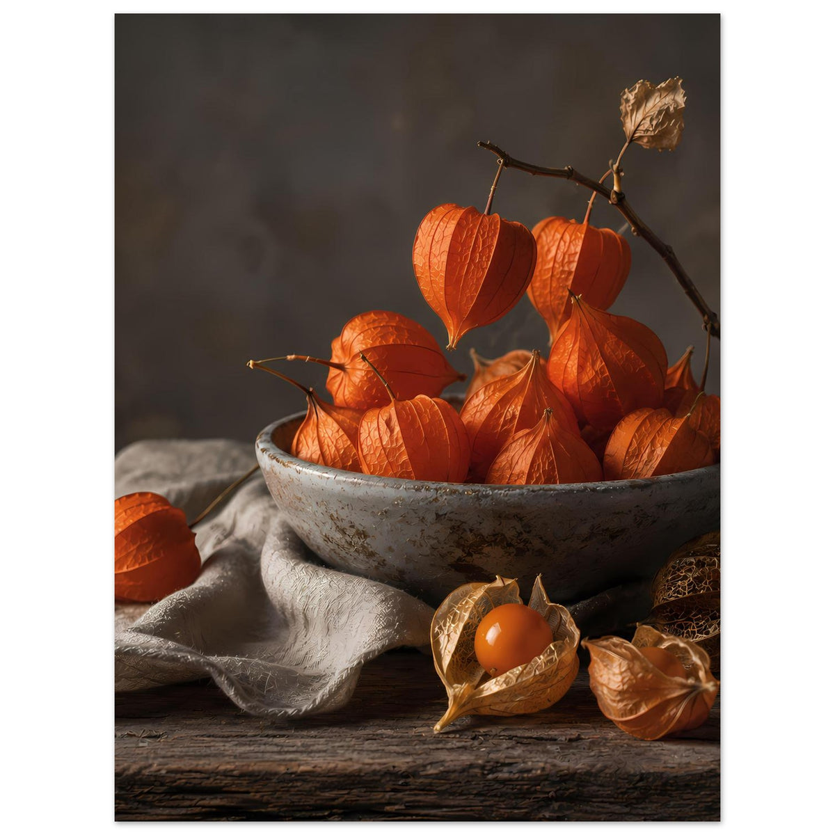 Herbstposter mit grauer Schale voller orangefarbener Lampionblumen auf Tuch und Holz