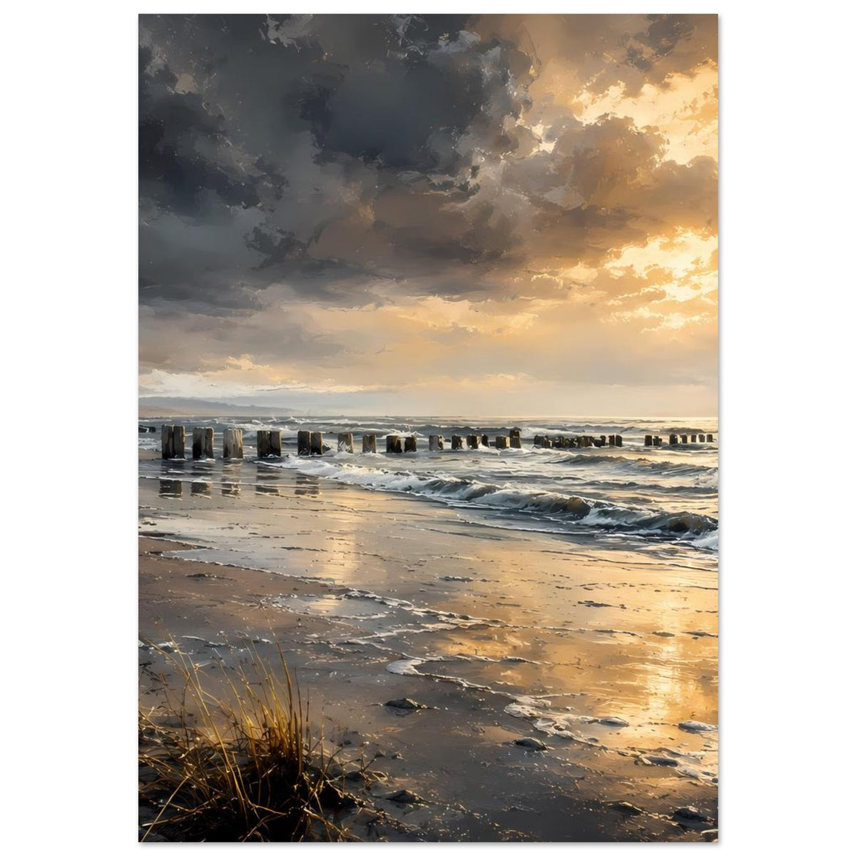Strandposter im Hochformat mit warmem Sonnenlicht, Wolkenhimmel, Wellen und Pfahlreihe
