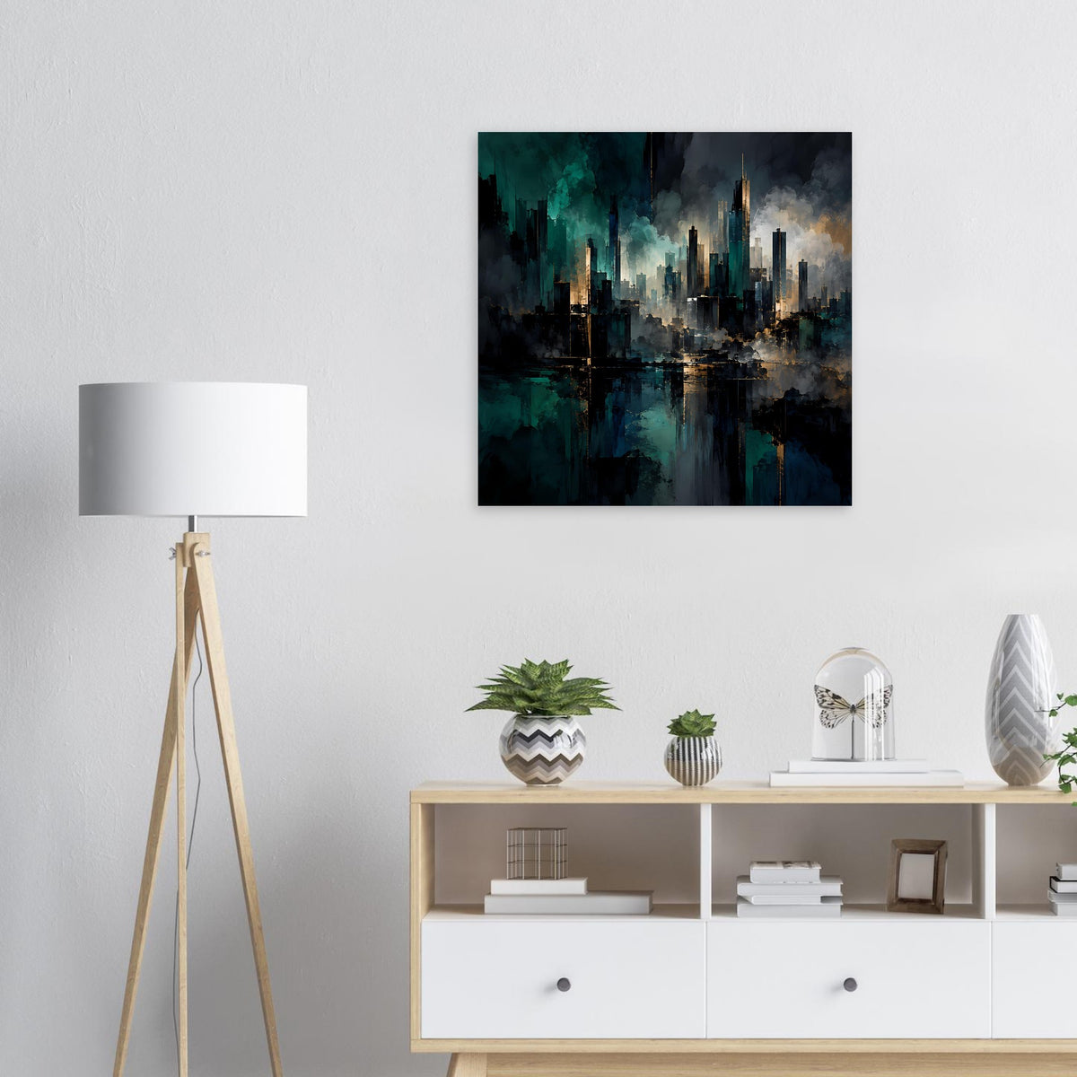 Quadratisches abstraktes Stadtposter: Skyline mit türkis-blauem Nebel, goldenen Lichtern und Spiegelung.