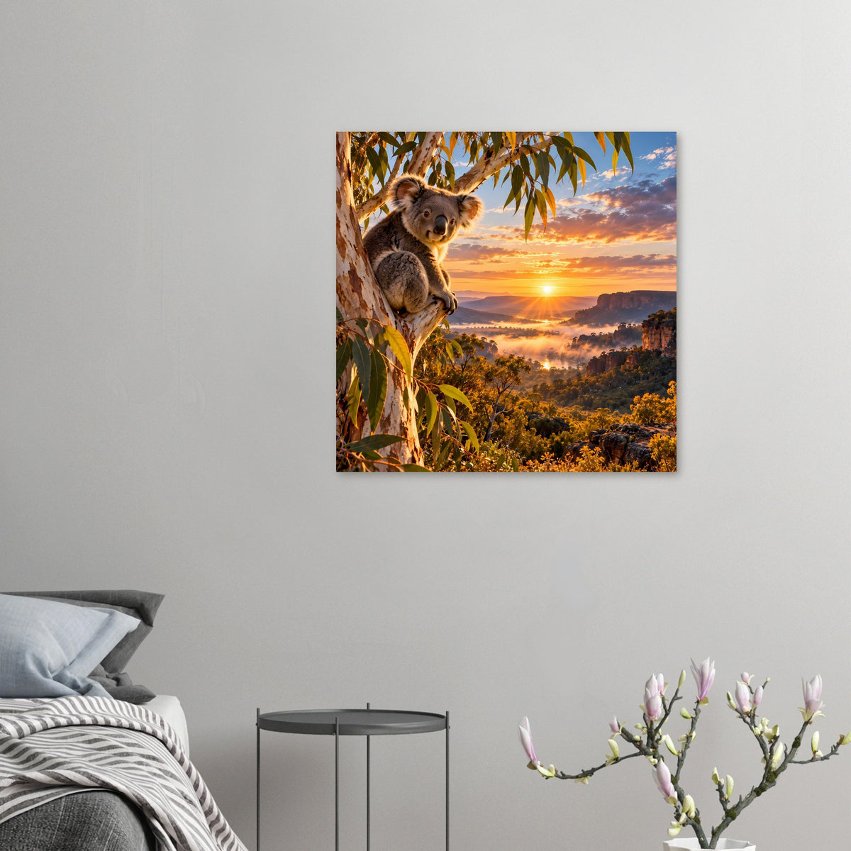 Kleines Koala-Poster quadratisch an der Wand: Koala auf Ast, Sonnenuntergang im Hintergrund