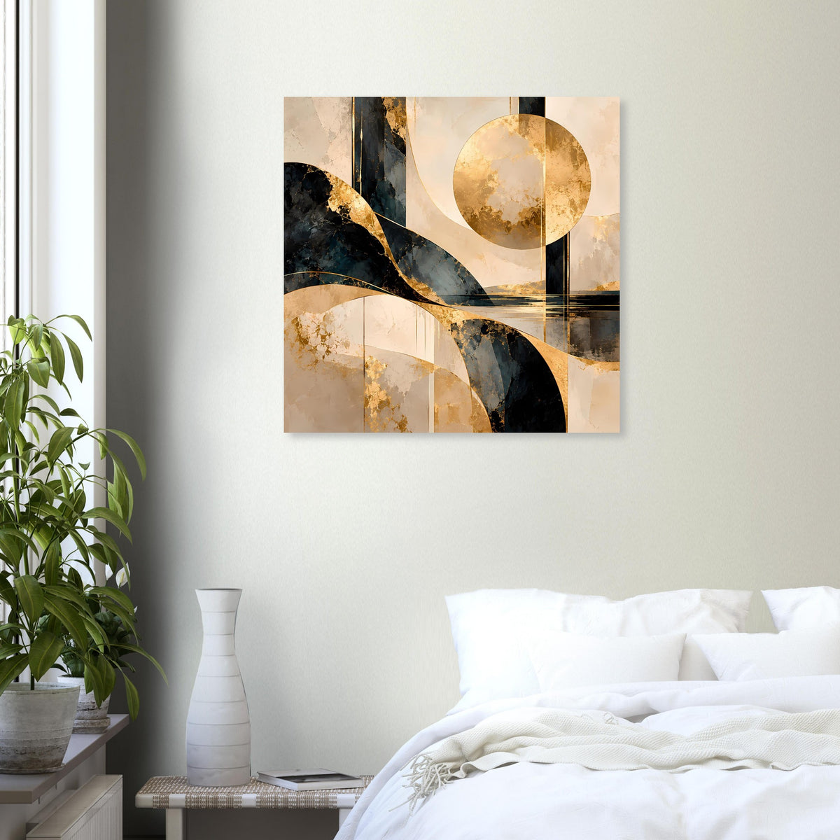 Abstraktes Kunstposter mit goldenem Kreis und schwarzen Bögen, quadratisch