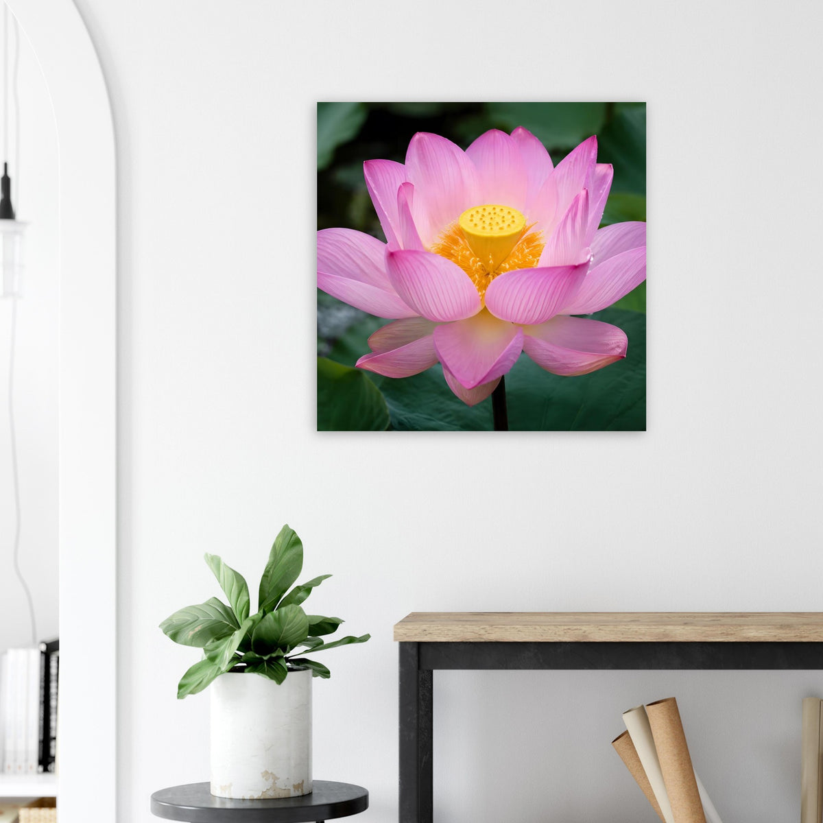 Quadratisches Poster mit rosa Lotusblüte und gelbem Blütenkern in Nahaufnahme