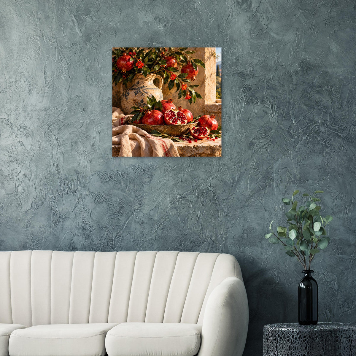 Quadratisches Poster mit roten Granatäpfeln, Keramikvase und Tuchdecke