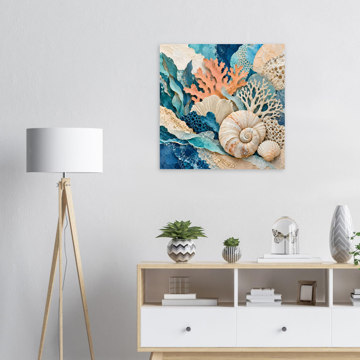Meerestief-Poster: Korallenriff und Muscheln in Blau, Orange und Beige.