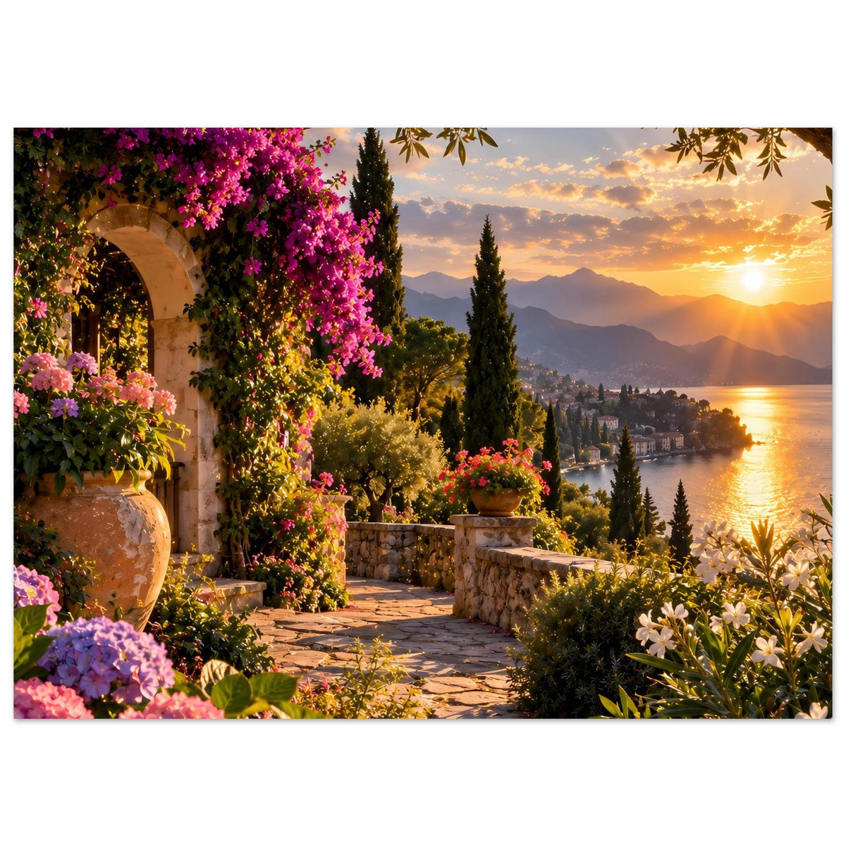 Sonnenuntergang-Poster mit mediterranem Balkon: Vasenblumen, Weg und Sonne am Wasser
