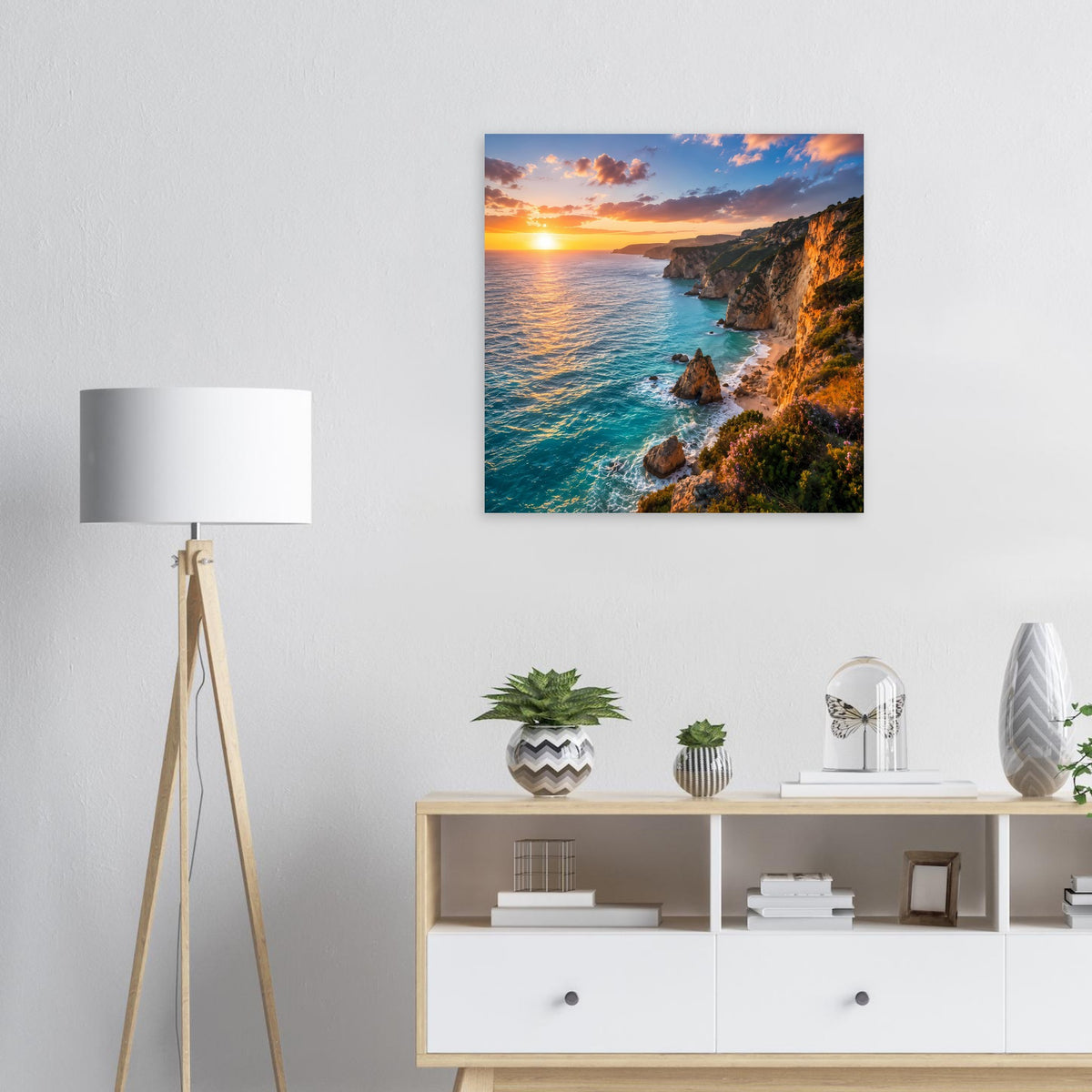 Gerahmtes Poster mit Küstenmeer bei Sonnenuntergang, Klippen und türkisfarbenem Wasser.