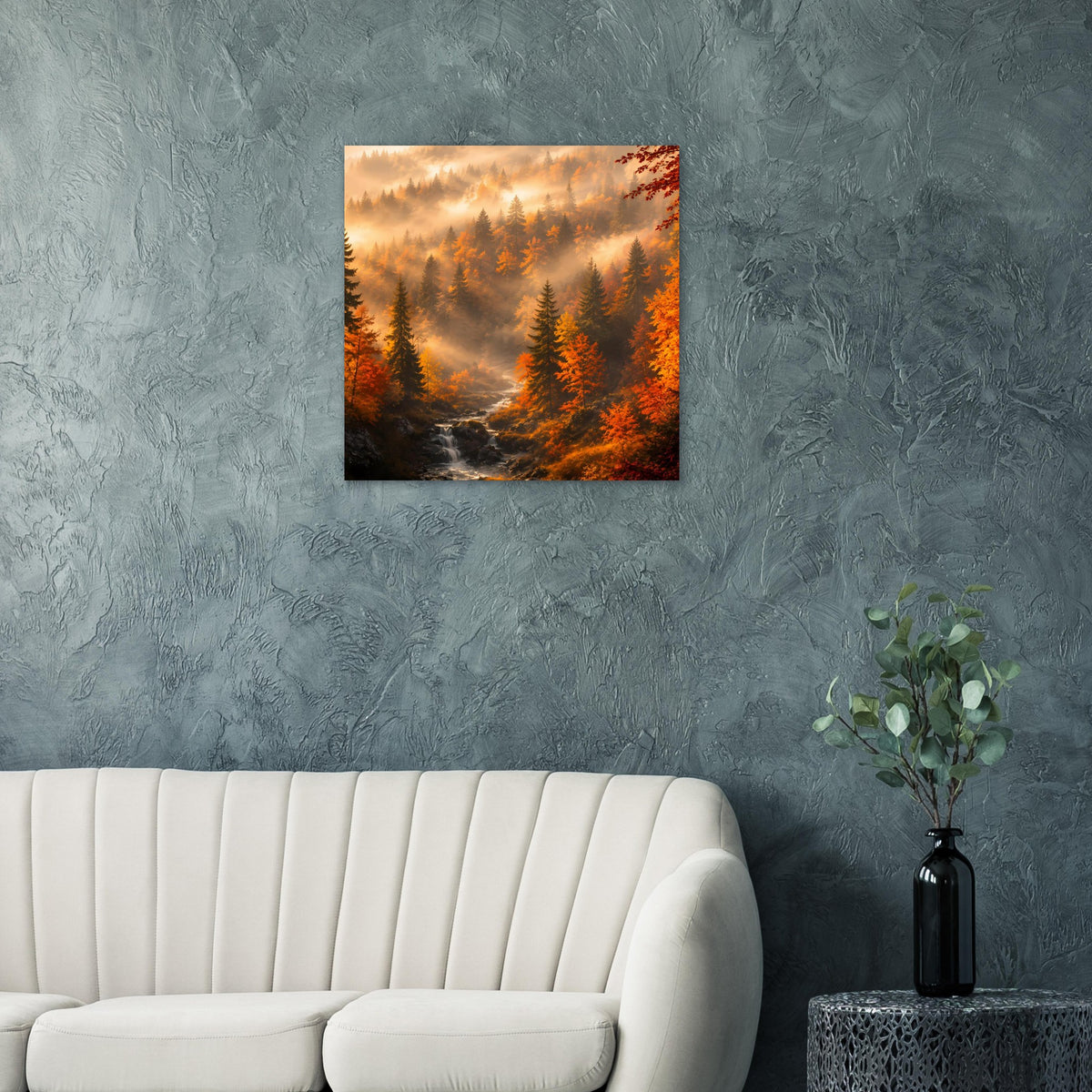 Herbstwald-Poster mit orangefarbenen Tannen, Bergnebel und hellem Sonnenaufgang über dem Tal