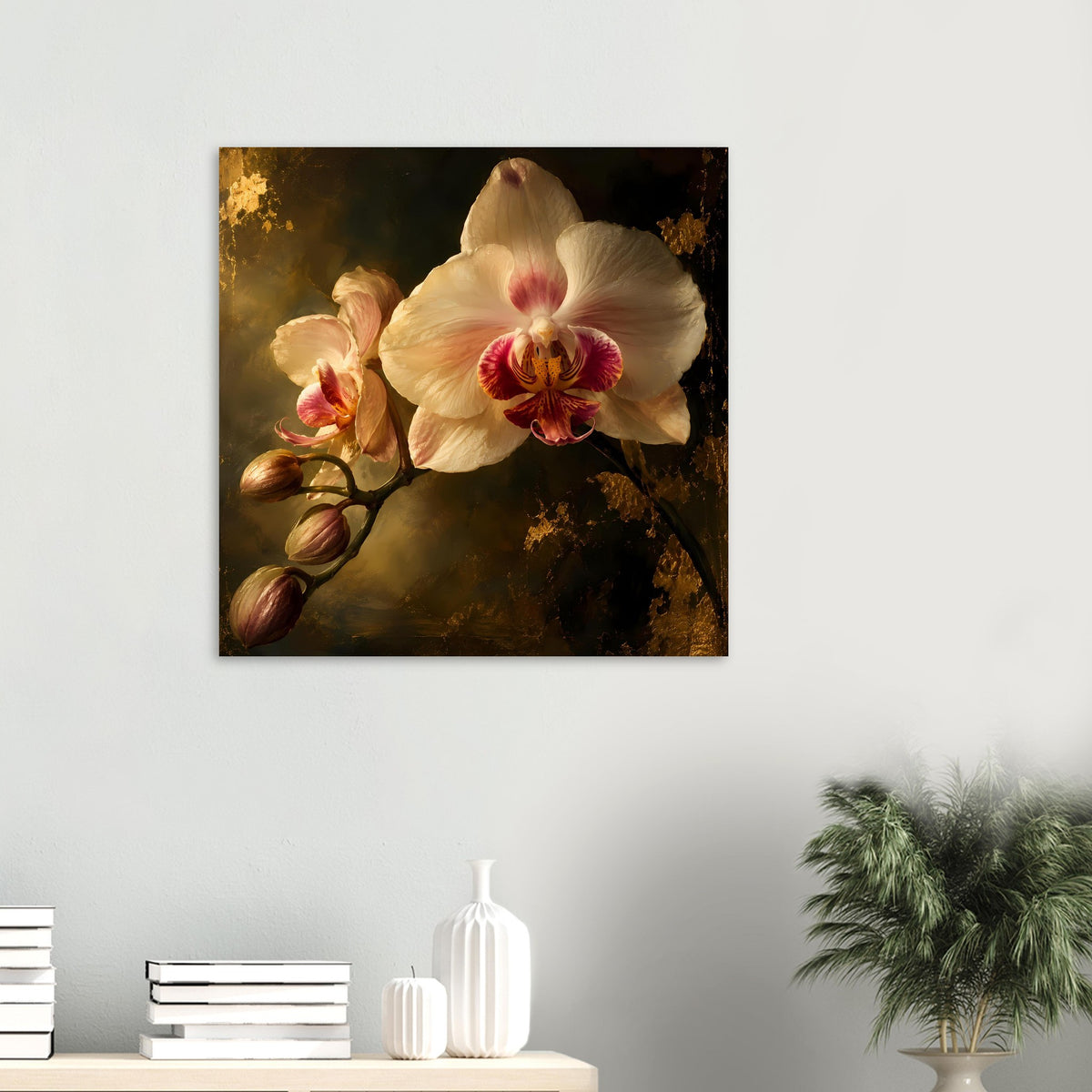 Orchideenposter im Rahmen, cremefarbene Orchidee vor dunklem Gold-Hintergrund