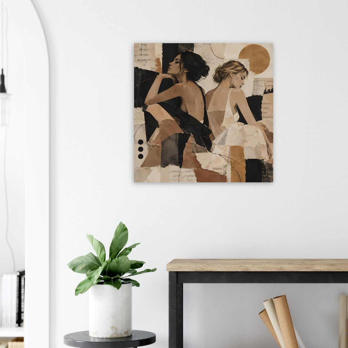Quadratisches Collage-Poster mit zwei Frauen in Schwarz, Beige und Braun; goldener Kreis oben.