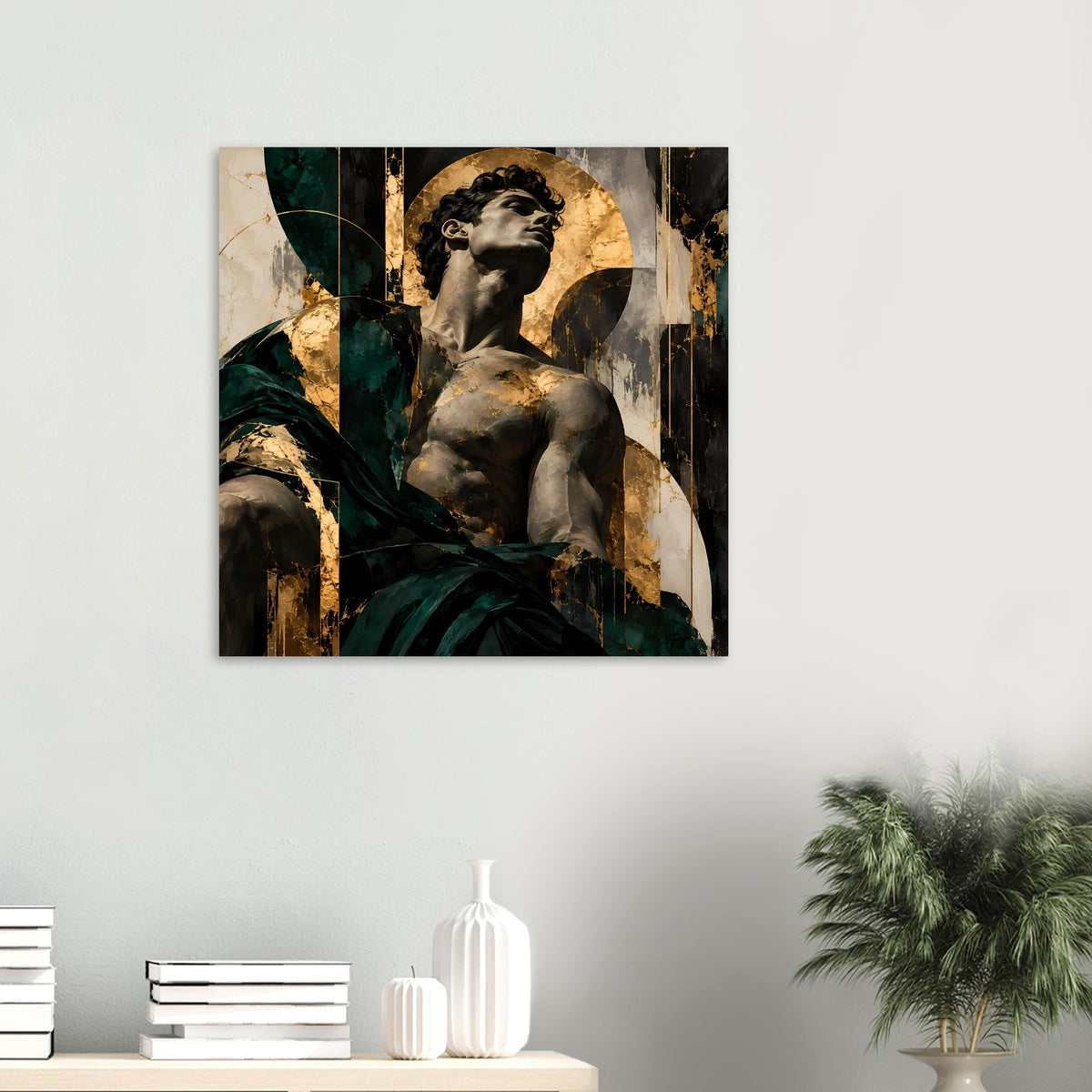 Kunstposter mit barocker Statue, dunkelgrünes Tuch und goldene Akzentflächen