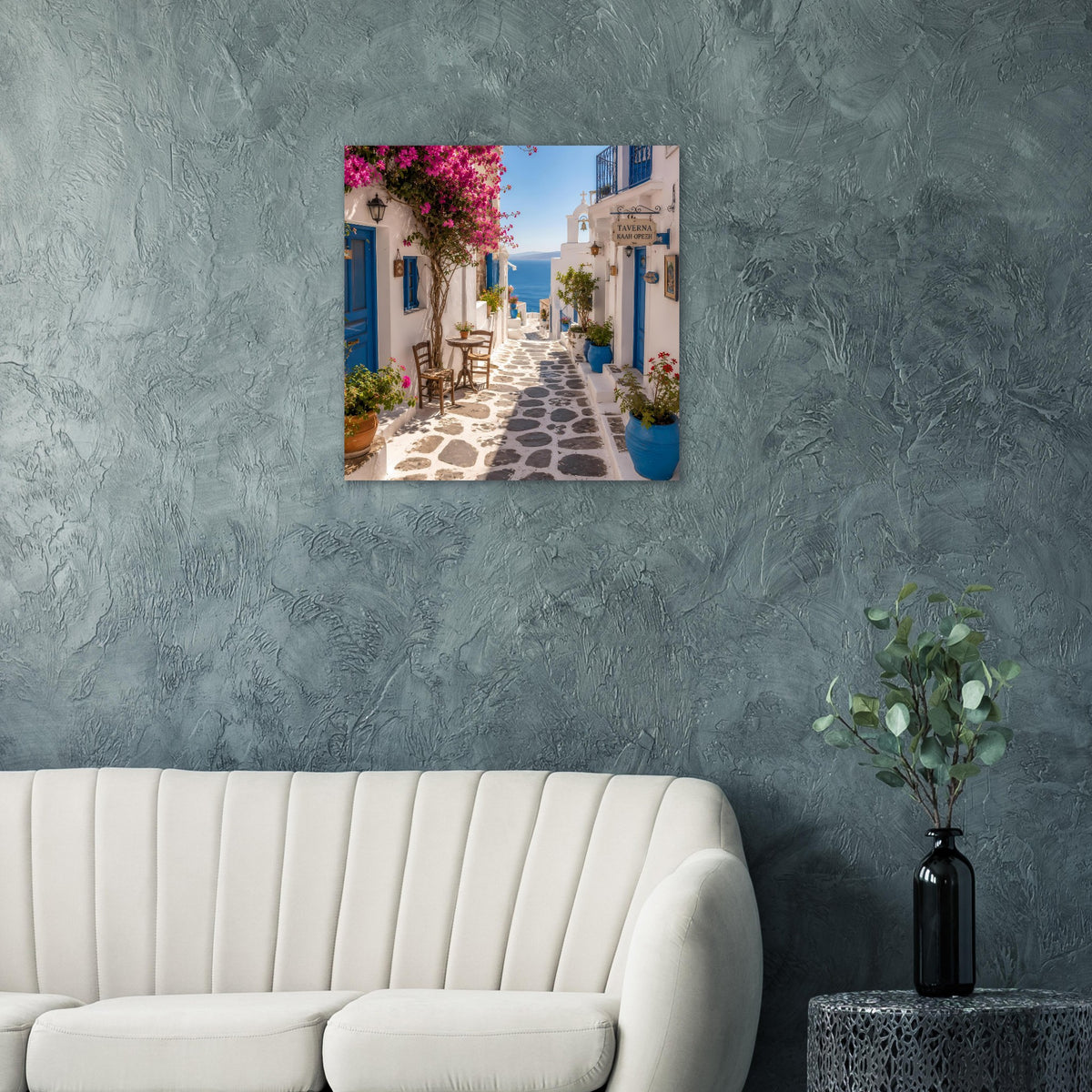 Wandposter in Blau- und Rosatönen mit mediterraner Gasse und gepflastertem Weg