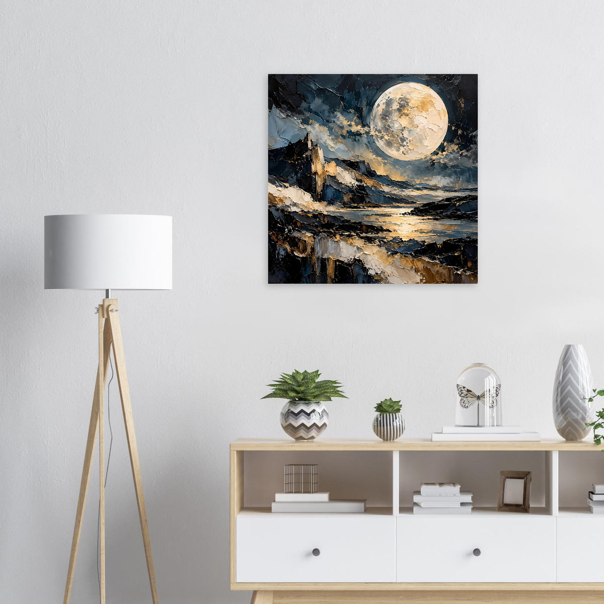 Quadratisches Poster im schwarzen Rahmen mit goldenem Mond über Meer und Klippen