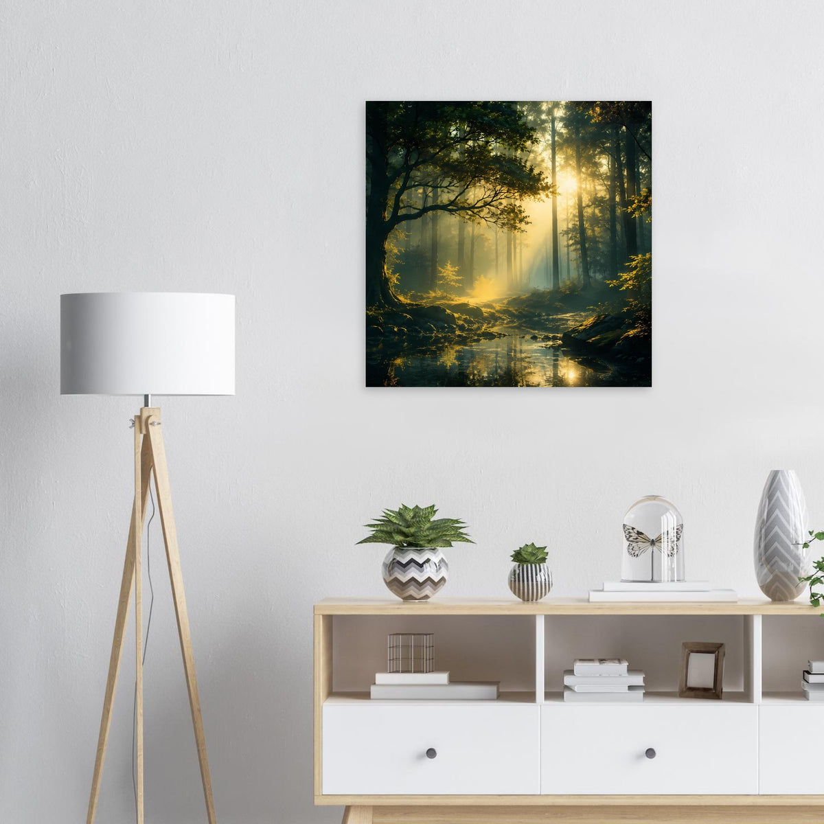 Wandposter mit mystischer Waldszene, Sonnenaufgangslicht zwischen Bäumen und Lichtreflex im Bach.