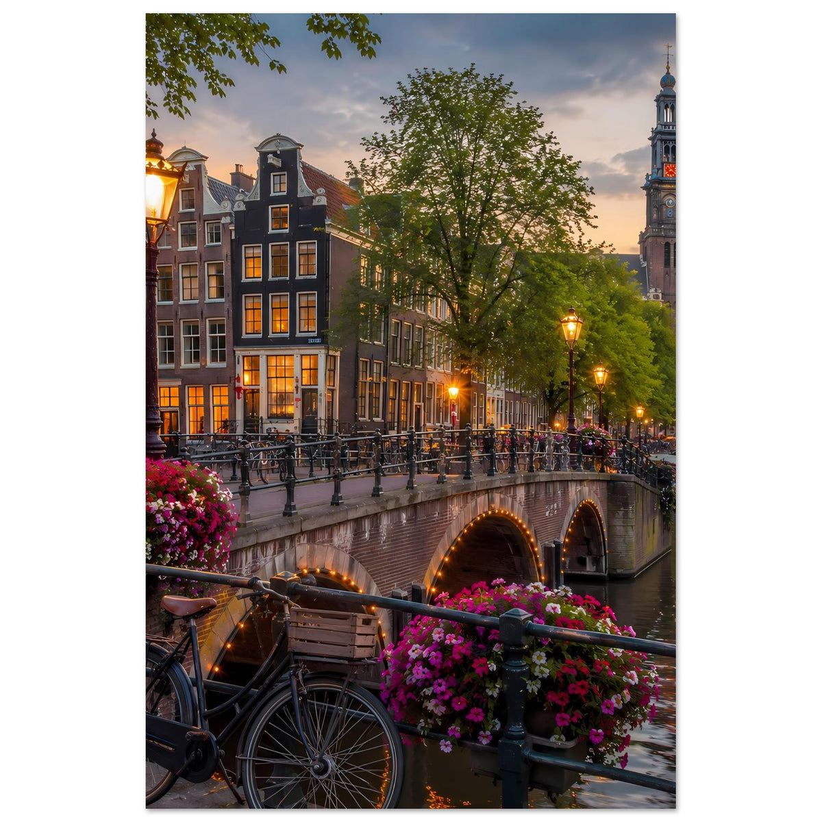 Vertikales Poster mit Abendblick auf den Amsterdamer Kanal, Brücke, Fahrräder und Blumenkübel