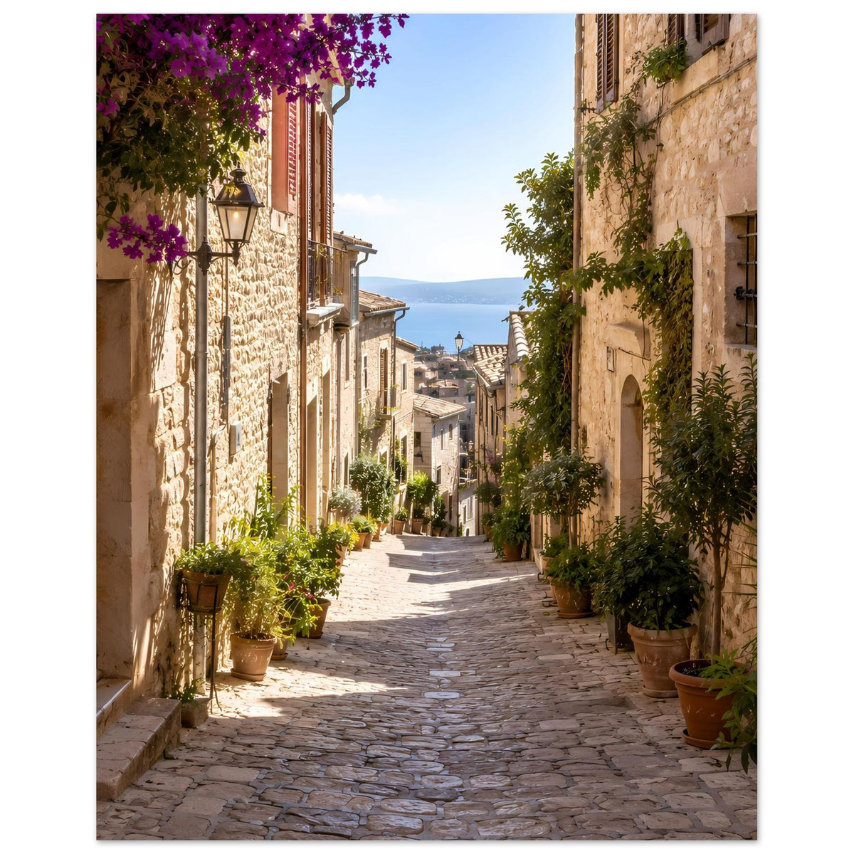 Poster mit mediterraner Gasse aus hellem Naturstein, Pflanzkübeln und lila Blüten