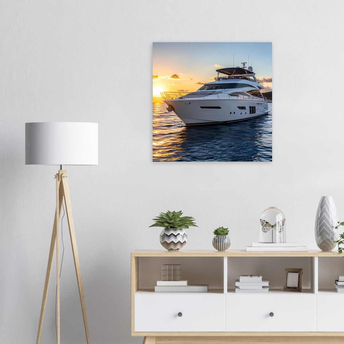 Poster mit weißer Yacht am Sonnenuntergang, reflektiertes Meer in Blau- und Goldtönen