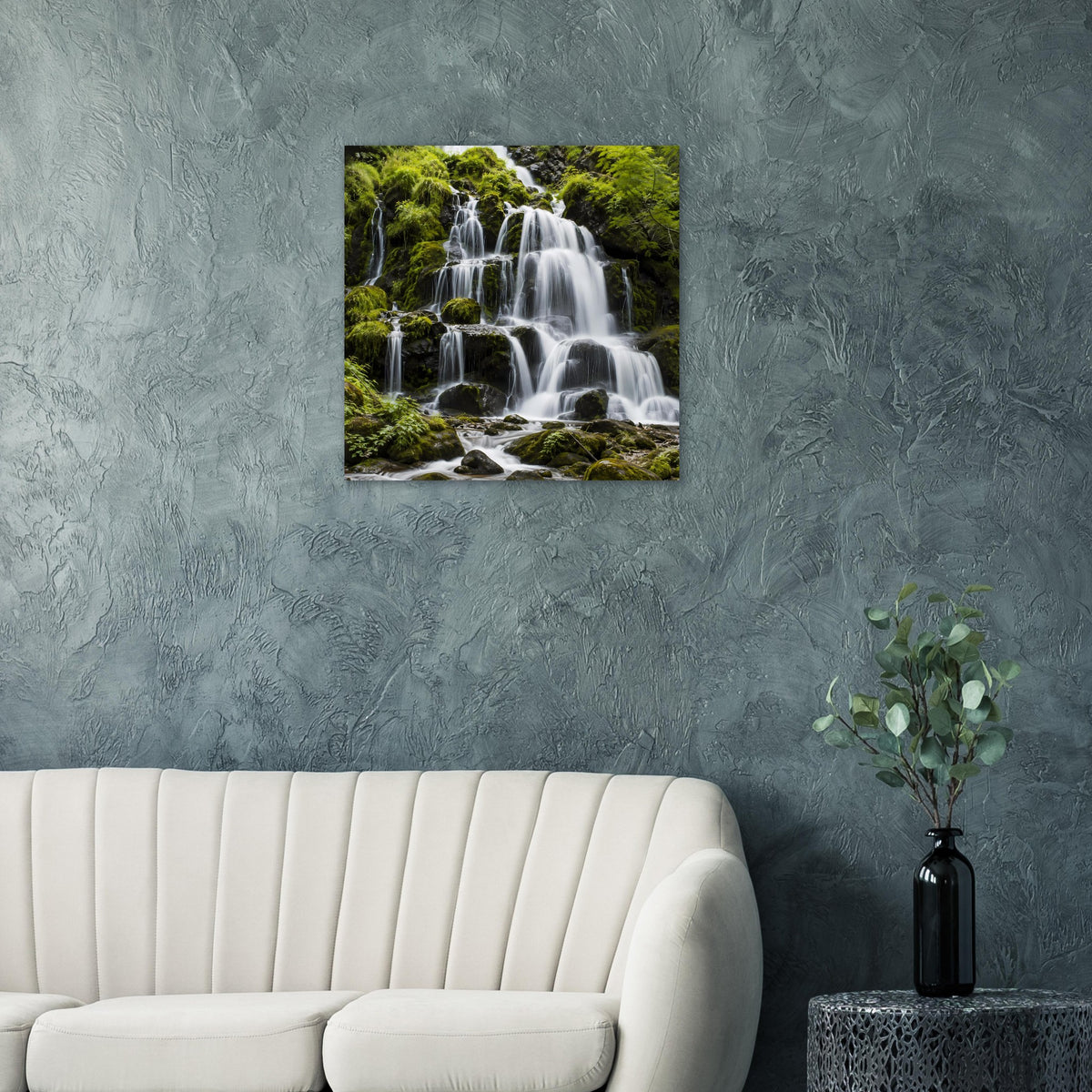 Wasserfall-Poster mit Wasserfall zwischen Moospolstern und Bachlauf auf Felsen.