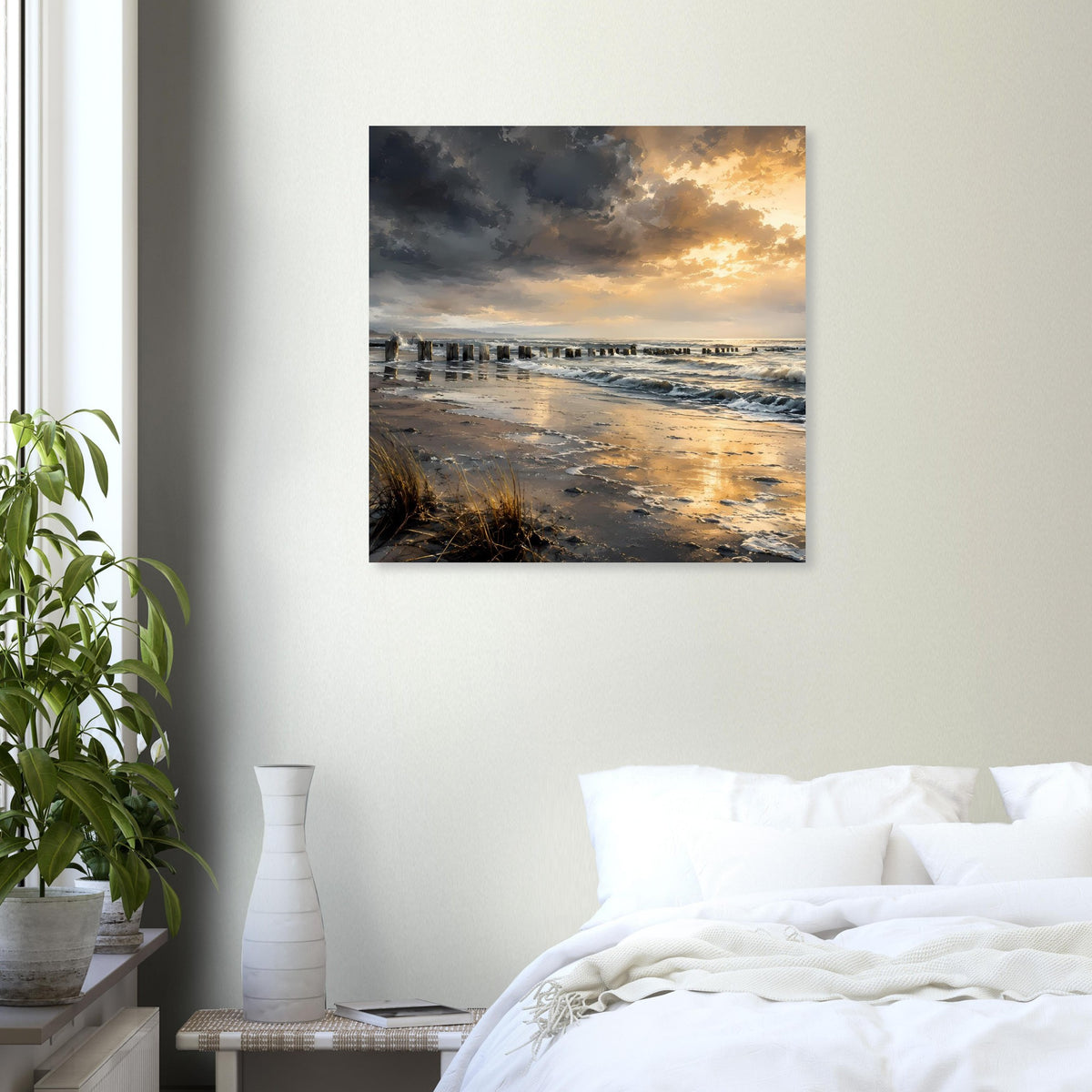 Quadratisches Strandposter im dunklen Rahmen: goldener Sonnenuntergang, Steg und Wellen.