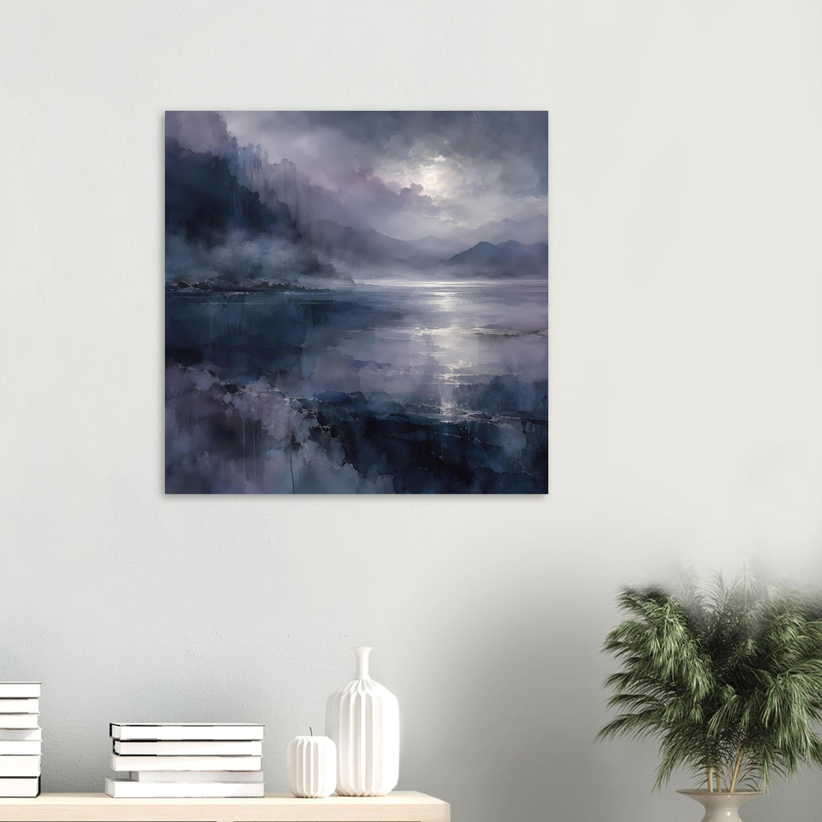 Quadratisches Poster: Mond über nebligem Wasser, Berge im Hintergrund, Blau-Grau