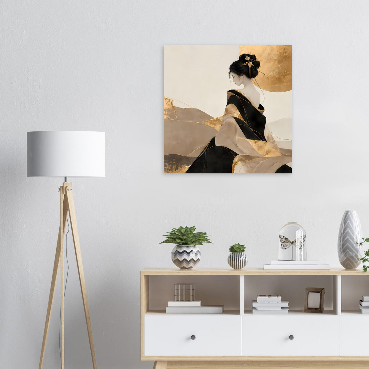 Quadratisches Kunst-Poster mit Porträt einer Frau im schwarzen Kleid und Goldakzenten