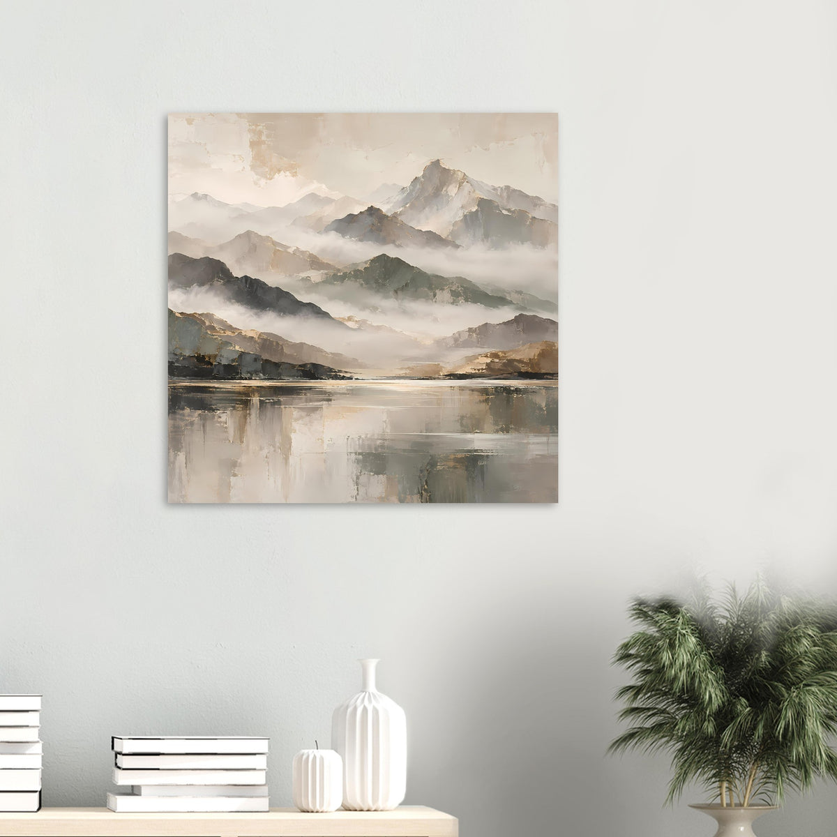 Naturposter (klein) mit Berglandschaft, Nebel und ruhiger Wasserfläche in warmen Beige-Gold-Tönen