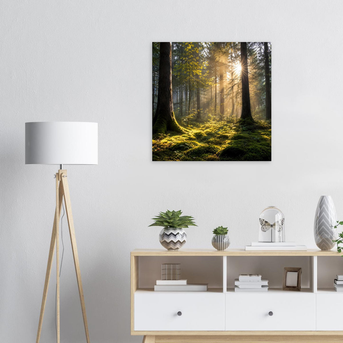 Quadratisches Poster: Wald mit Sonnenstrahlen durch die Bäume, schwarzer Rahmen